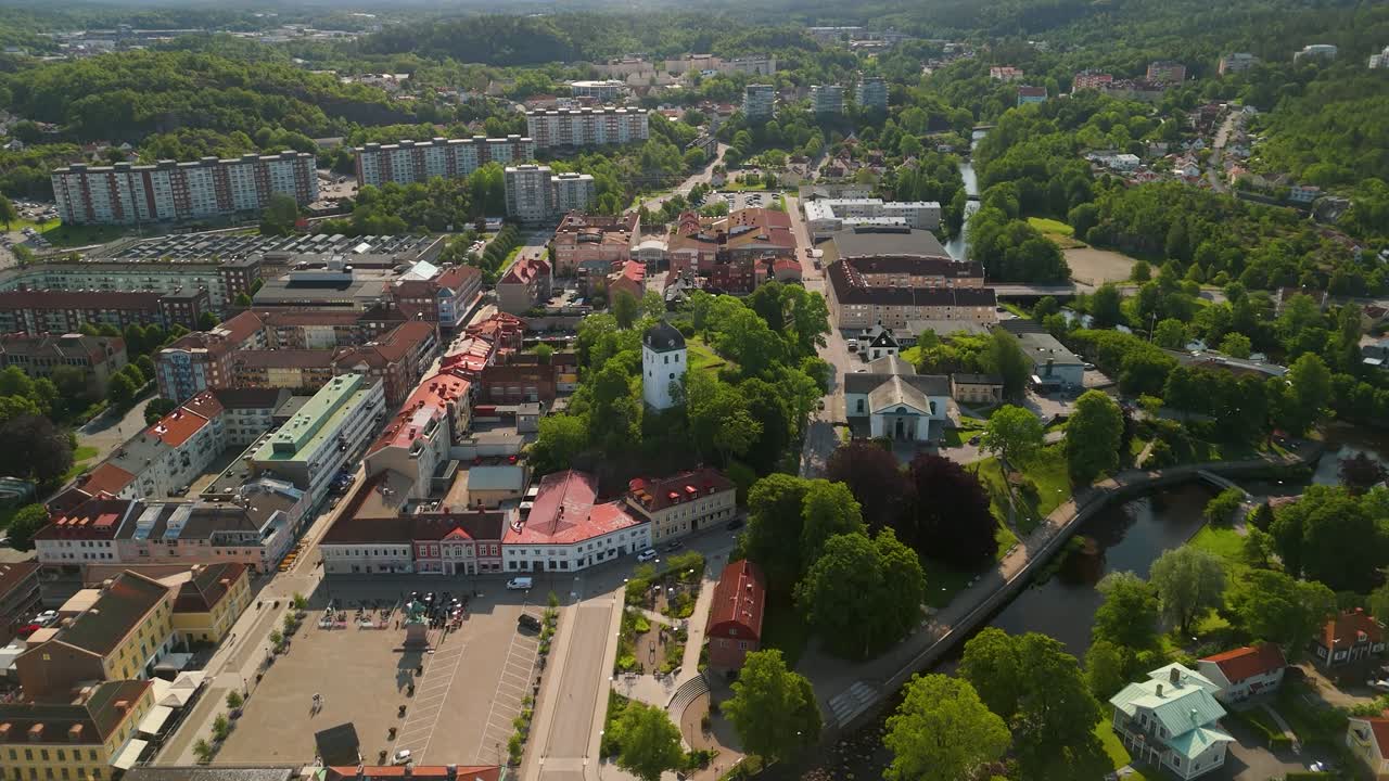 Přelet dronu odhaluje veřejné náměstí Kungstorget a historický kostel Uddevalla v srdci švédského města