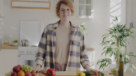 mujer cocinando en la cocina