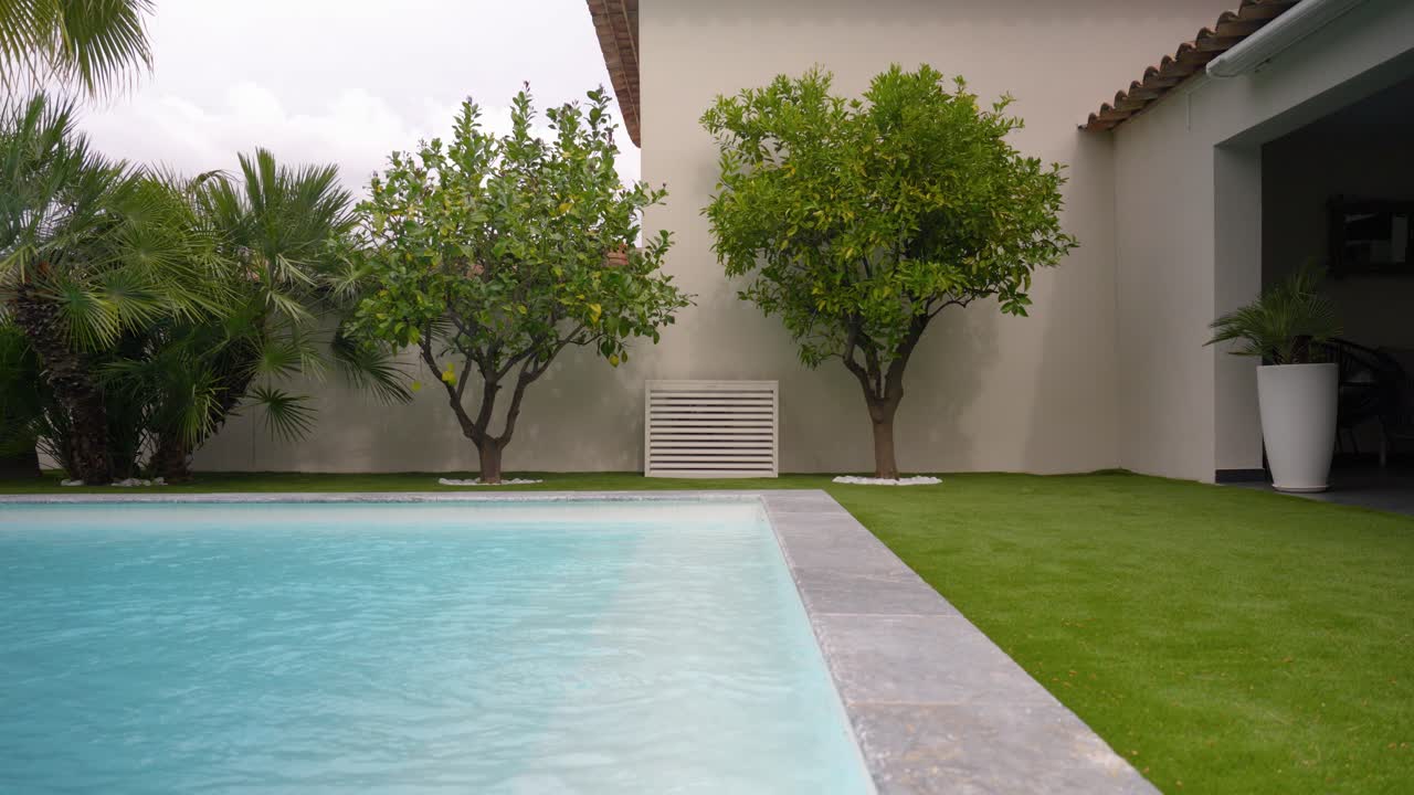 Bocchetta dell'aria condizionata sul lato di una villa con piscina privata