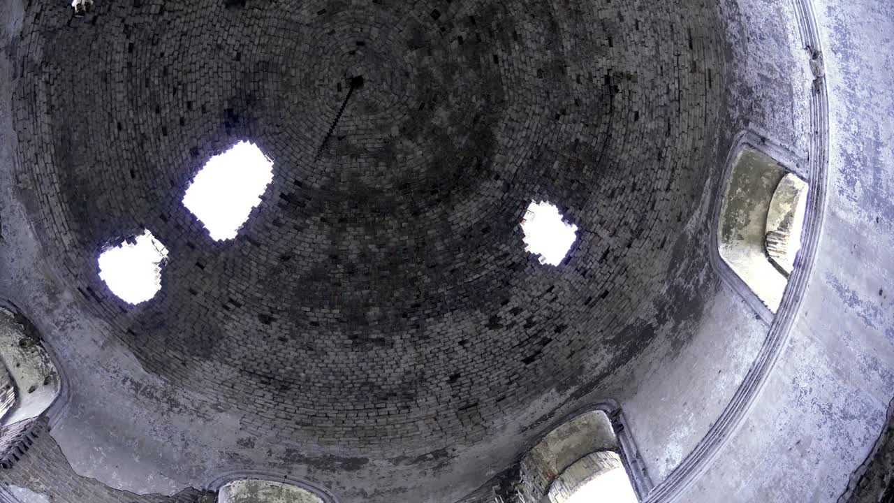 cúpula en ruinas de una antigua iglesia