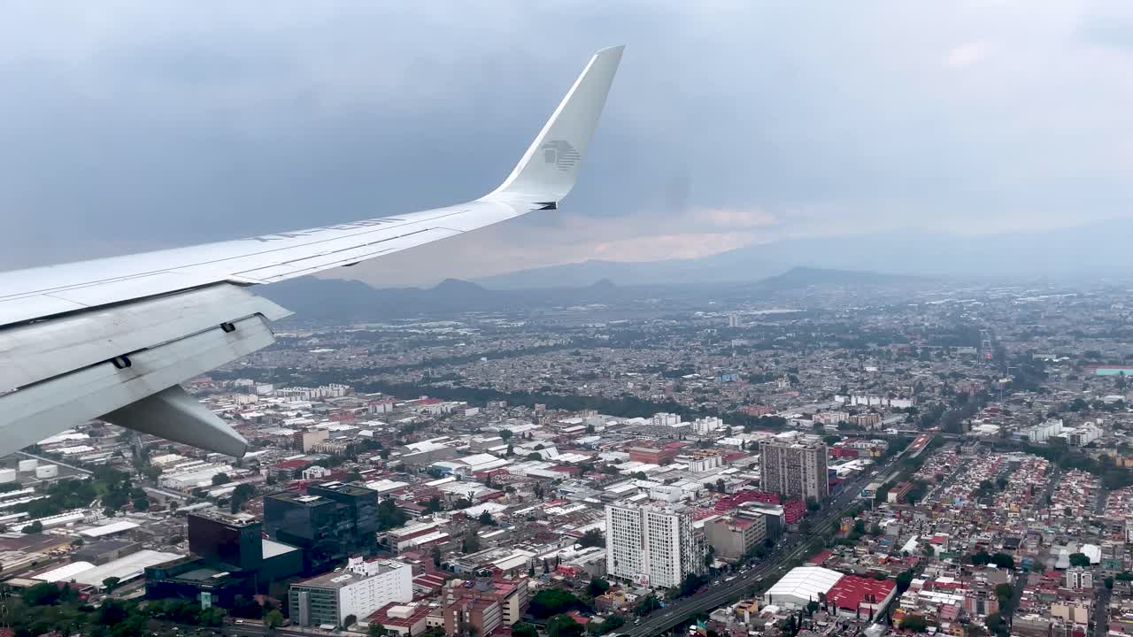 tiro desde la ventana del avión durante el aterrizaje en la ciudad de méxico durante una tormenta