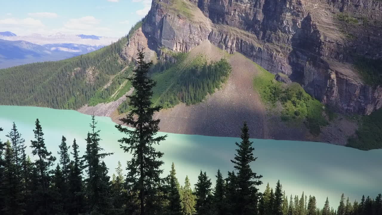 полет на вершинах деревьев к ледниковому зеленому озеру луиза, национальный парк банфф