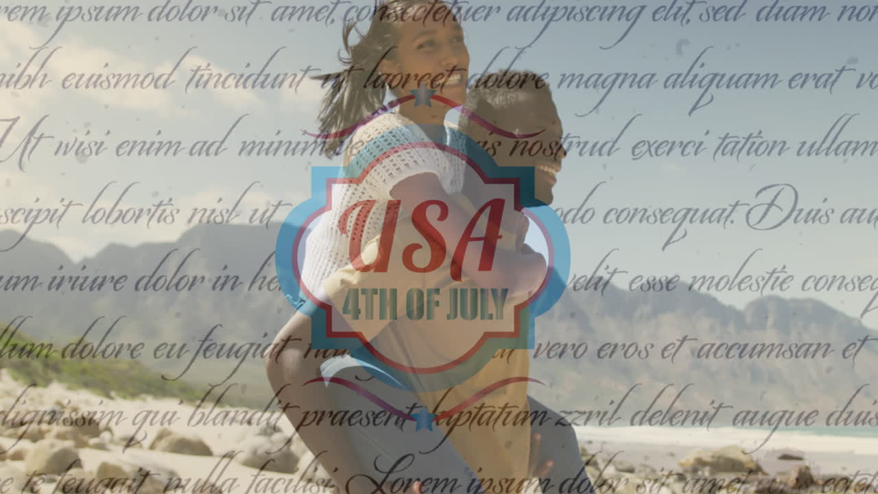 animación del texto del día de la independencia sobre una pareja diversa sonriente llevando en las montañas