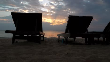 tumbonas vacías al atardecer, industria del turismo luchando
