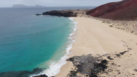 Aerial-view-of-Playa-de-las-Conchas-beach-on-the-Graciosa-island-near-Lanzarote,-Spain