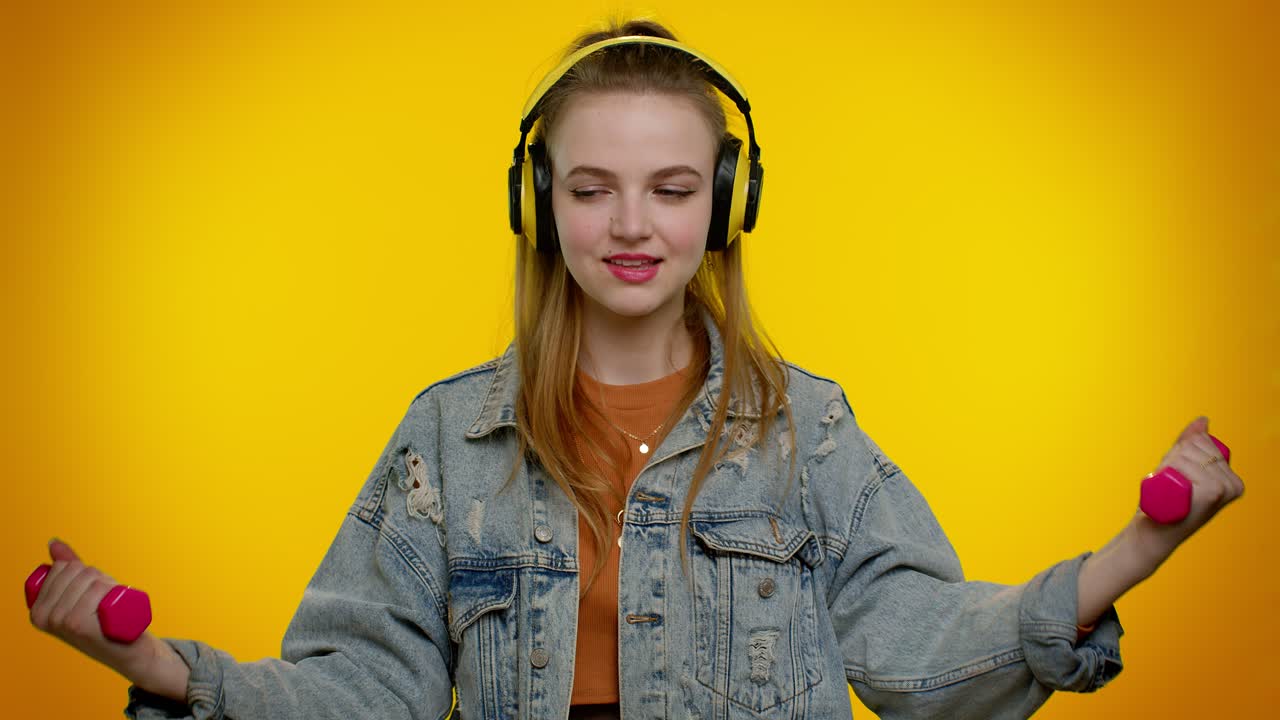 estudiante adolescente deportiva escuchando música a través de auriculares, haciendo ejercicio, levantando pesas