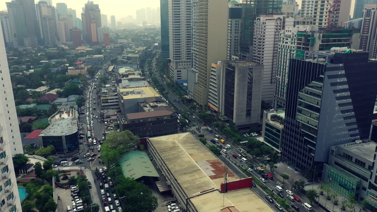 el ajetreo y el bullicio de la ciudad