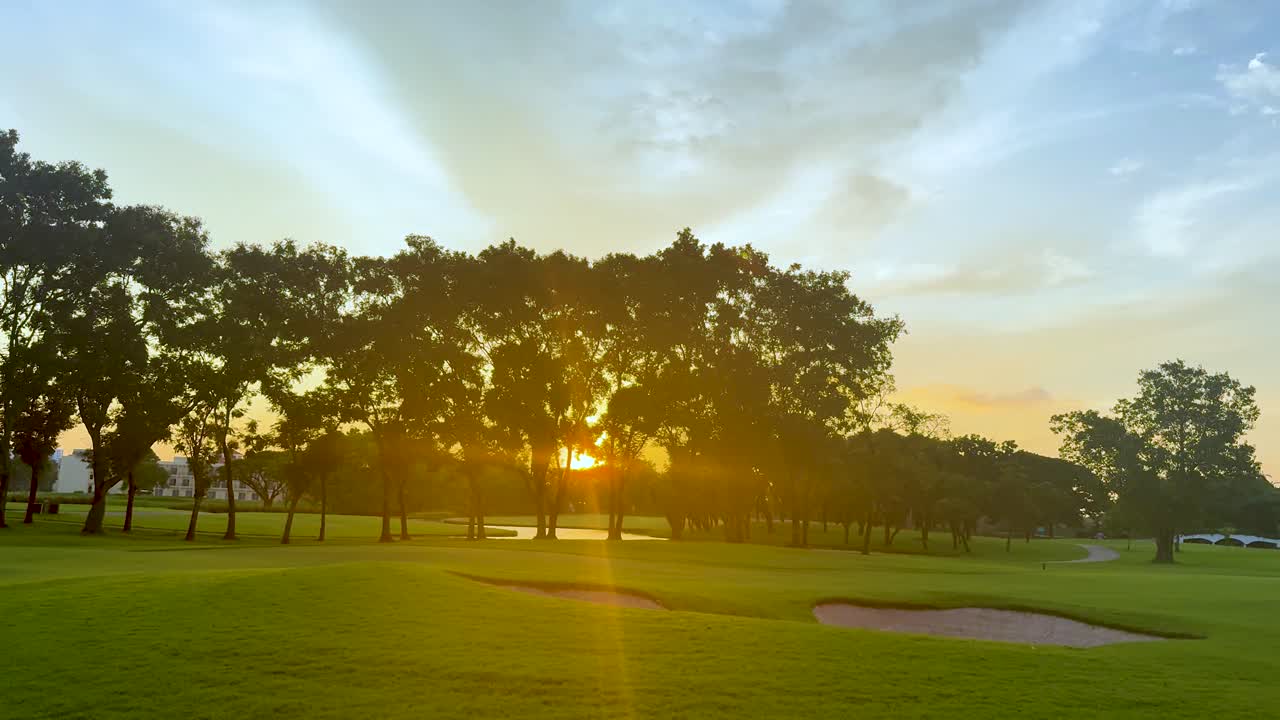 나무 와 골프장 과 함께 해가 지는 모습