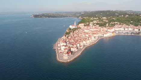 Hermosa-Vista-Aérea-En-La-Península-De-Piran,-Eslovenia