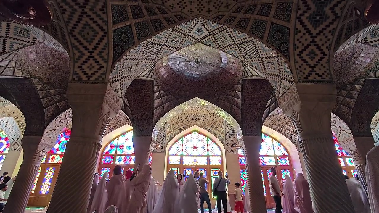 Persone che visitano la Moschea Nasir al-Mulk a Shiraz, Iran