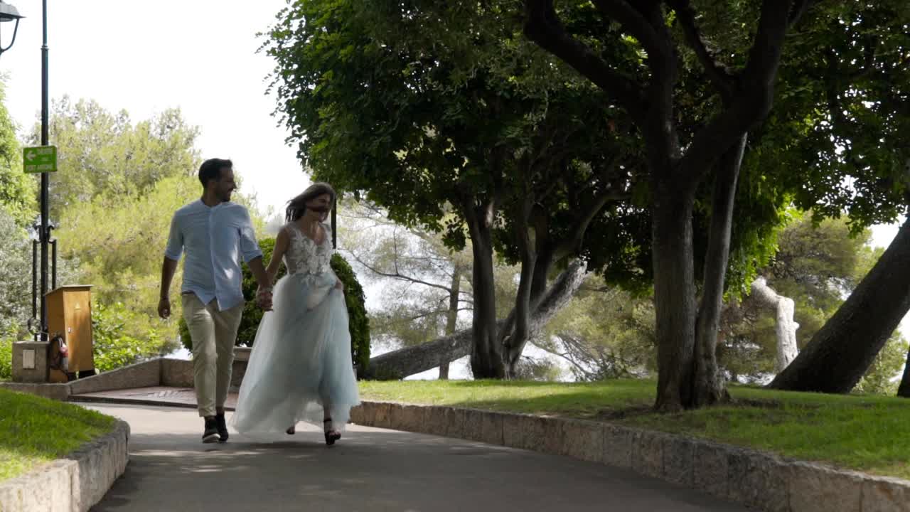 공원에서 산책 하는 부부