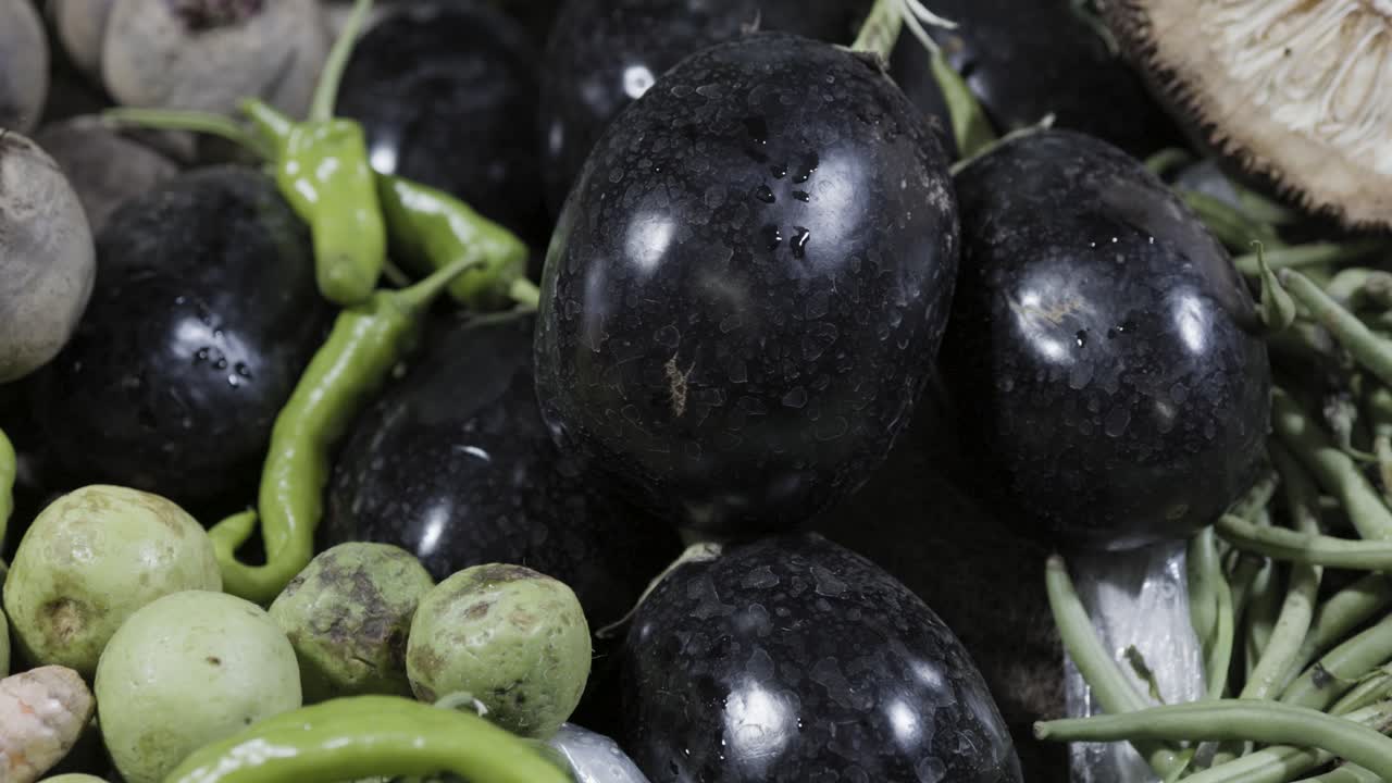 brinjola fresca al negozio di verdure in vendita la sera