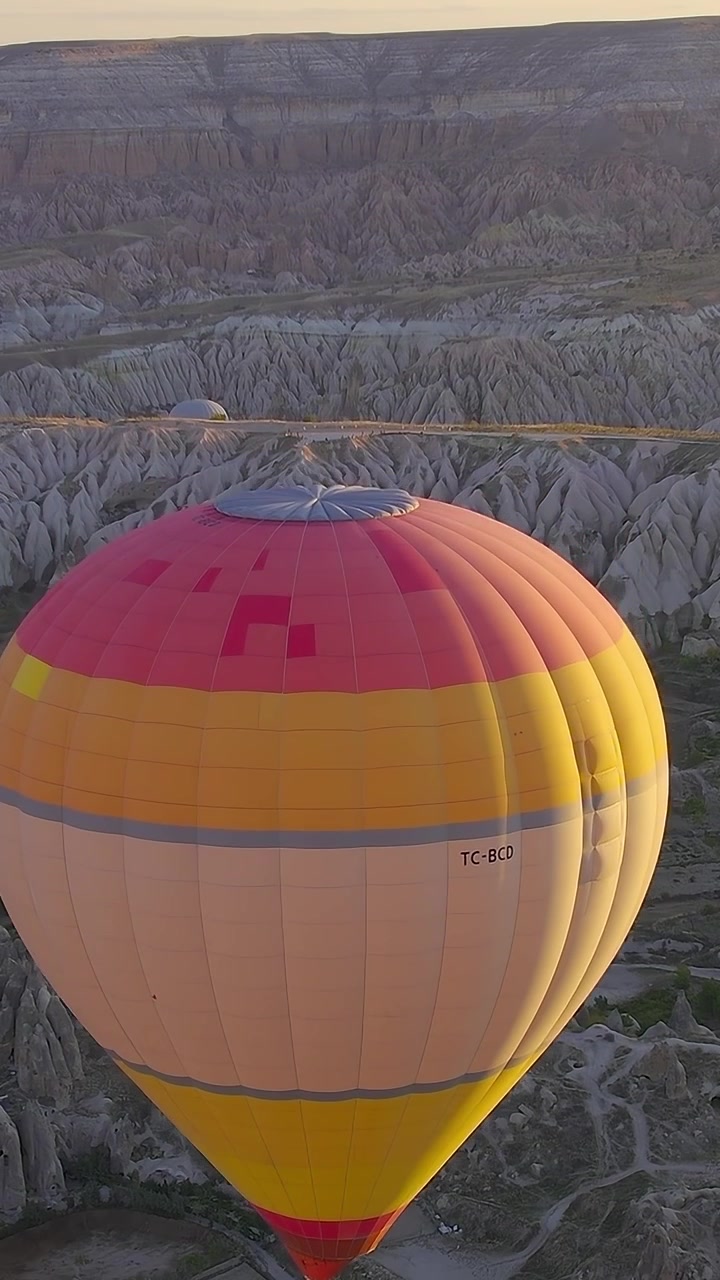 Mongolfiere si alzano sul paesaggio della Cappadocia all'alba in Turchia.