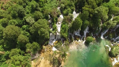 Una-Vista-Aérea-Muestra-Las-Cascadas-De-Kravica-En-Mostar-Bosnia