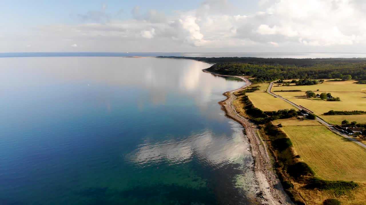 Luftfoto af den utroligt smukke kystlinje i fantastiske farver i Odsherred, Sjælland, Danmark