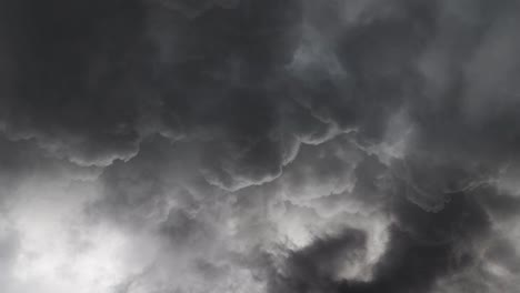 Dramatisches-Gewitter-Am-Himmel-Und-Dunkle-Wolken