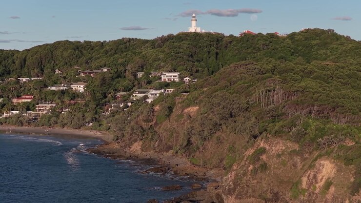 Spiaggia di Wategos e il Faro di Cape Byron a Byron Bay, Nuovo Galles del Sud, Australia. Ampia ripresa aerea.
