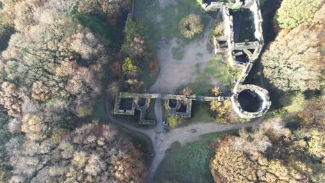 Réplica-Del-Histórico-Castillo-De-Liverpool-Ruinas-En-Otoño-Embalse-De-Rivington-Bosque-Naturaleza-Punto-De-Referencia-Vista-Aérea