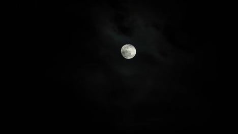 luna llena detrás de nubes en movimiento