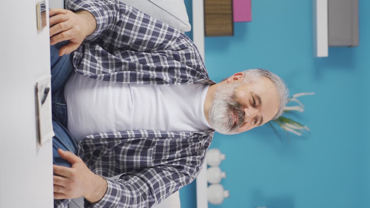 Video verticale di un uomo anziano innamorato e felice