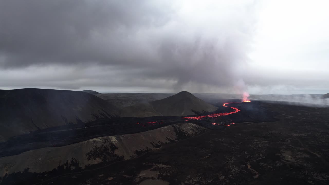 아이슬란드 의 리틀리 흐루투르 화산 의 안개 와 연기 를 찍은 드론 사진 22