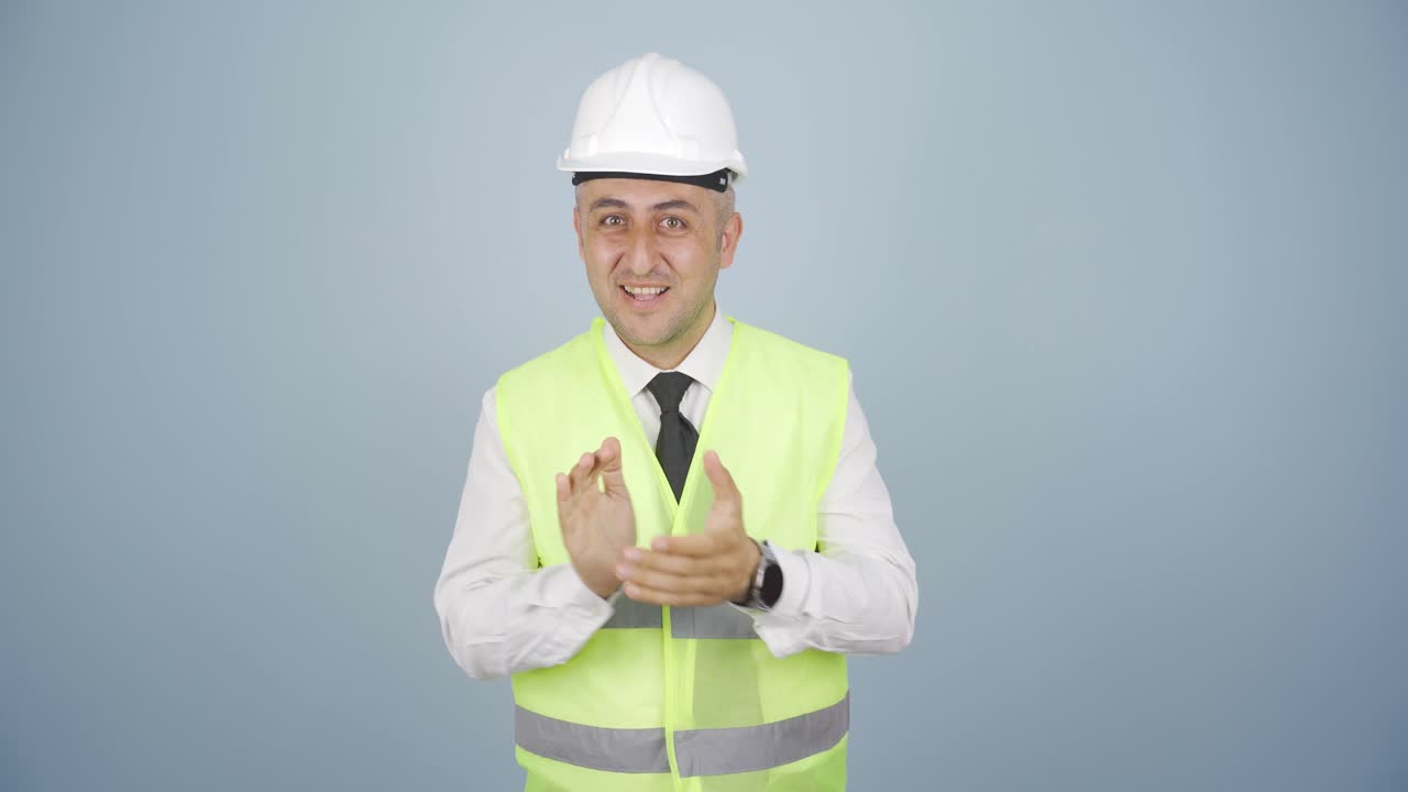 el ingeniero aplaudió con entusiasmo.