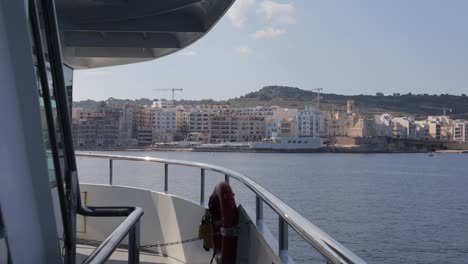 Vista-De-La-Zona-Residencial-Desde-Un-Barco-De-Mar-En-Malta