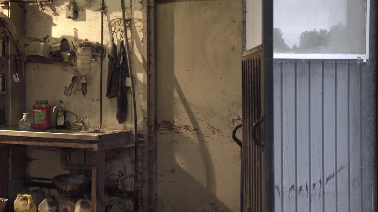 가게-1 내부에서 작업하는 용접공의 빛 불꽃