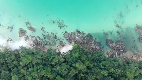 Vogelperspektive-Auf-Die-Küste-Des-Tropischen-Inselparadieses-Mit-Klarem-Blauem-Wasser-Und-Felsigem-Wald-Kambodscha