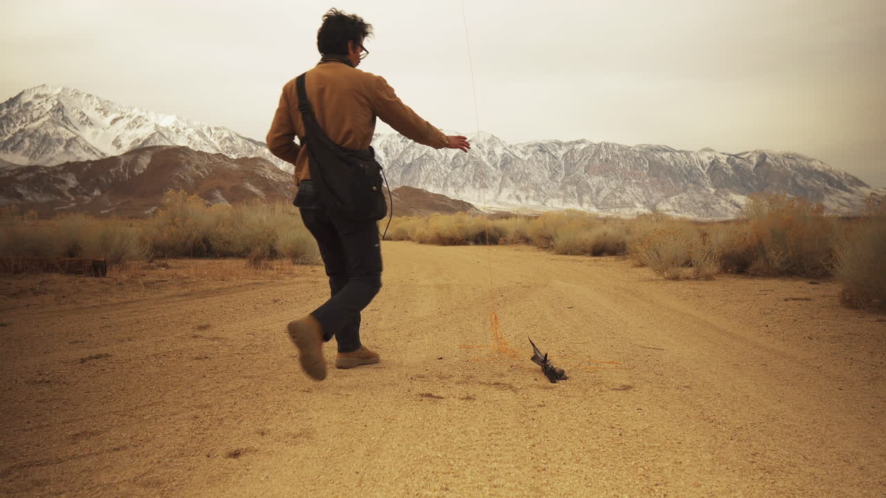 매 훈련을 위한 고기 미끼가 달린 드론이 사막에서 이륙합니다.