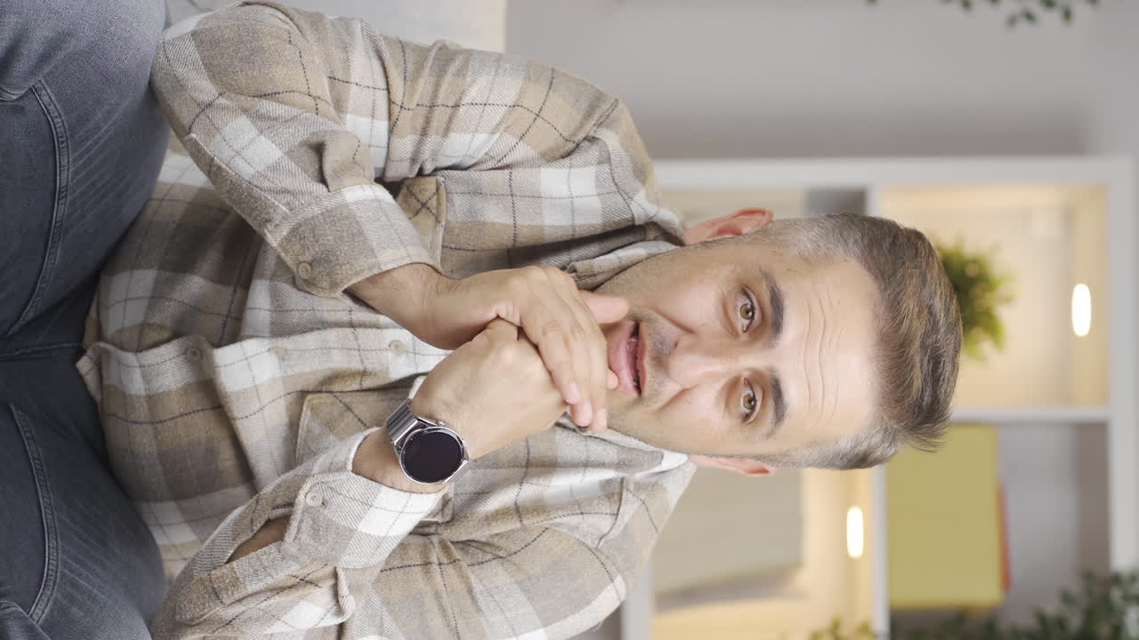 vídeo vertical de un hombre auto motivado.