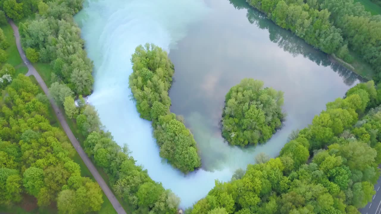 緑豊かな森、青い水湖に映る雲、ボーフム ヴェルネ、ドイツ