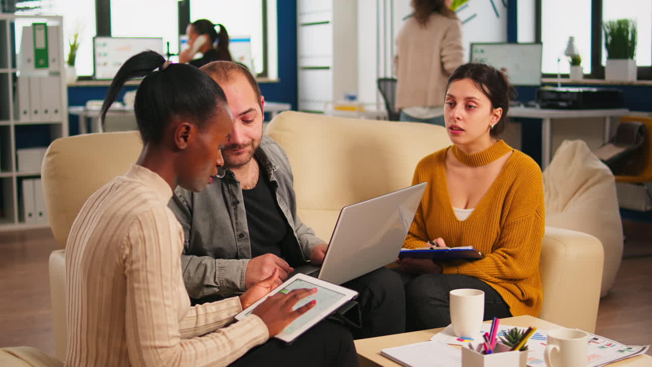 personas empresariales diversas que trabajan en equipo discutiendo la estrategia del proyecto