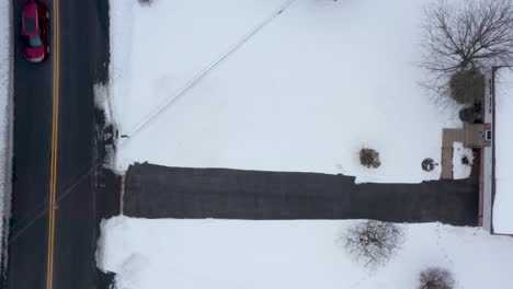 Antena-De-Arriba-Hacia-Abajo-De-La-Casa-Cubierta-De-Nieve