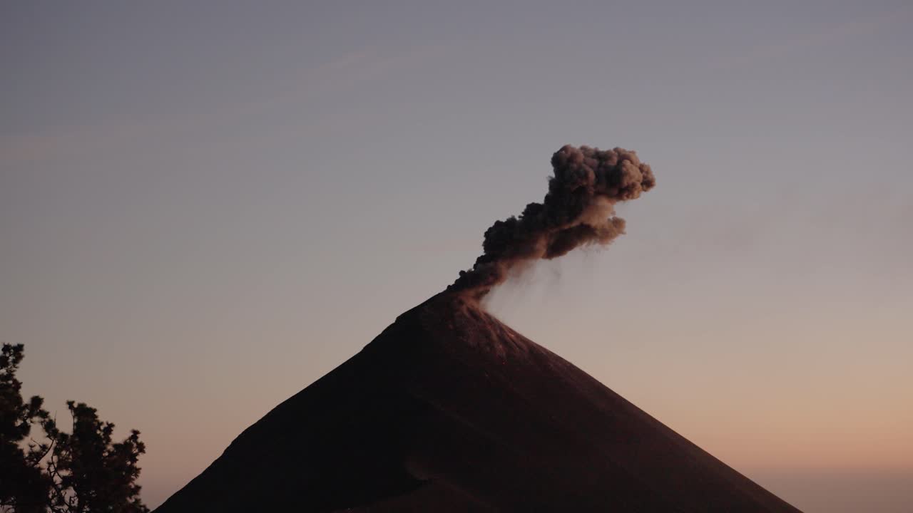 Eruzione del vulcano Fuego al tramonto vista dal vulcano Acatenango, Guatemala