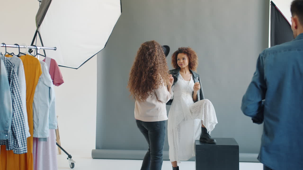 sesión de fotos de moda en un estudio