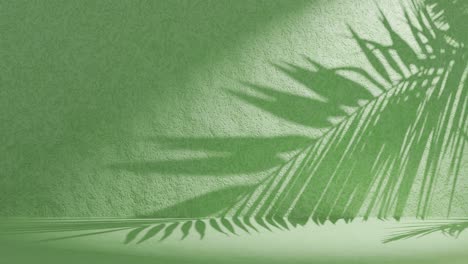 Grüne-Strukturierte-Wand-Mit-Palmwedelschatten,-Der-Im-Wind-Auf-Der-Rückseite-Weht