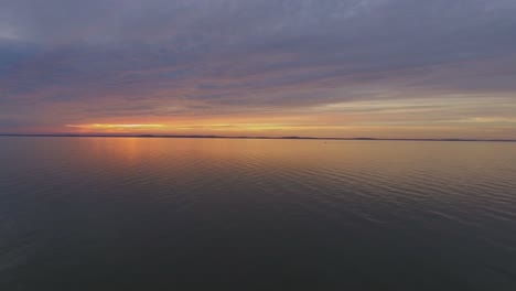 Un-Yate-Lejos-En-La-Laguna-De-Curlandia-Al-Atardecer