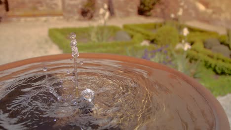 pequeña fuente de agua en jardín secreto. enfoque tirando