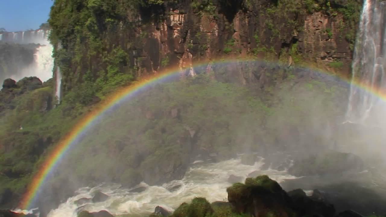 panorámica a través de un arco iris en las cataratas del iguazú 1