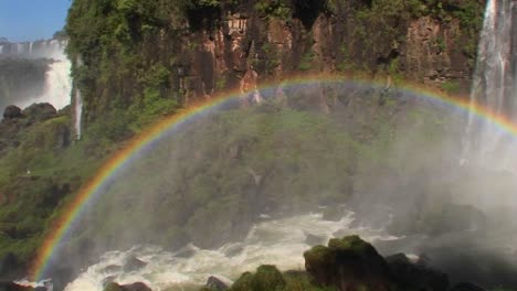 panorámica a través de un arco iris en las cataratas del iguazú 1