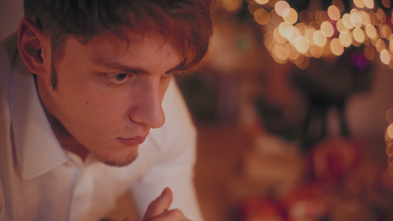 집에서 크리스마스 동안 사려 깊은 남자의 클로즈업