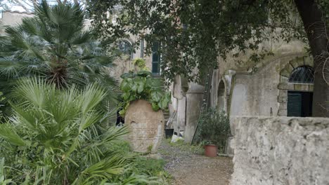 Versteckter-Blick-Auf-Ein-Altes-Haus-Auf-Der-Insel-Capri-In-Italien