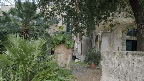 vista oculta de una casa antigua en la isla de capri, en italia