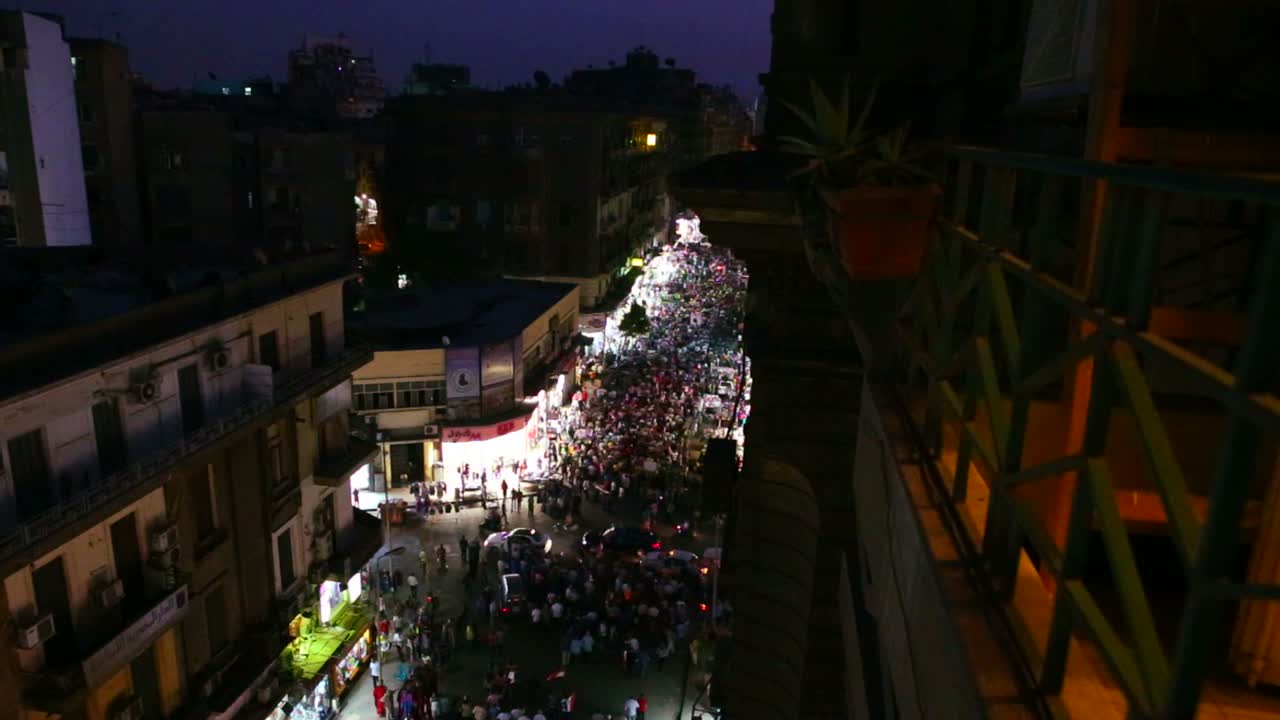 vista aérea de una gran manifestación de protesta nocturna en las calles de el cairo, egipto 1