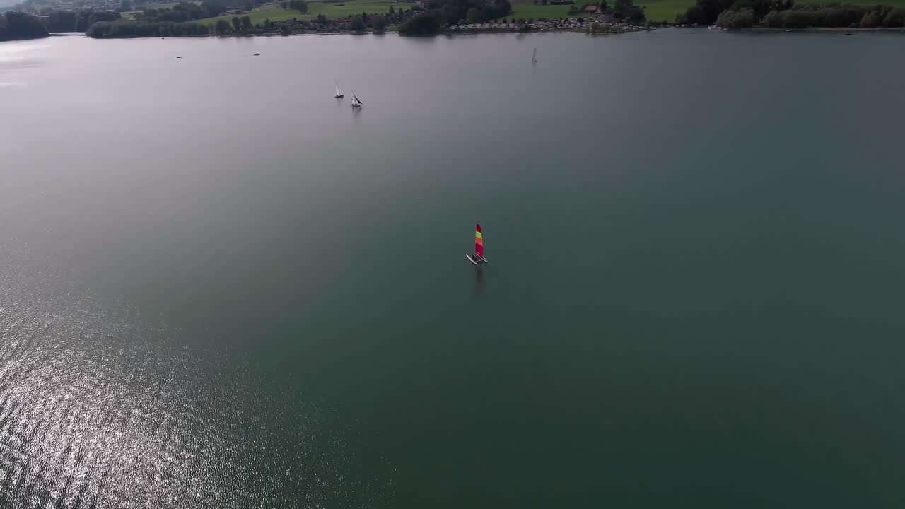 vuelo aéreo alrededor de un velero, lago gruyère, suiza
