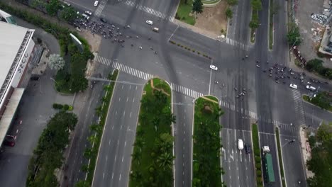 drone aéreo de arriba abajo, intersección llena de gente llena de motocicletas en vietnam