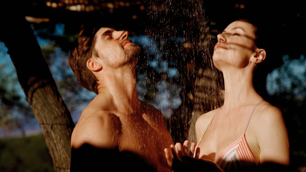 pareja tomando un baño en la ducha 4k