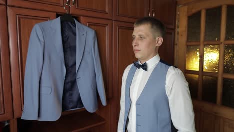 Handsome-groom-wearing-a-jacket.-Wedding-morning.-Businessman