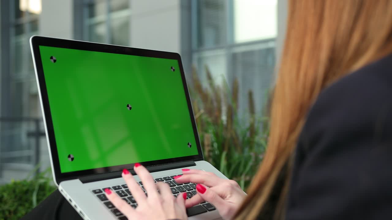 nuevo concepto de tecnología. joven con uñas rojas escribiendo en el teclado